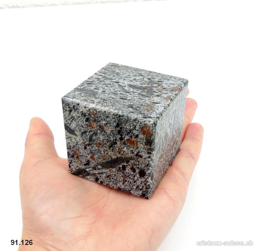 Grenat hornblende dans matrice d'ardoise Suisse, cube 5,2 x 5,2 cm. Pièce unique