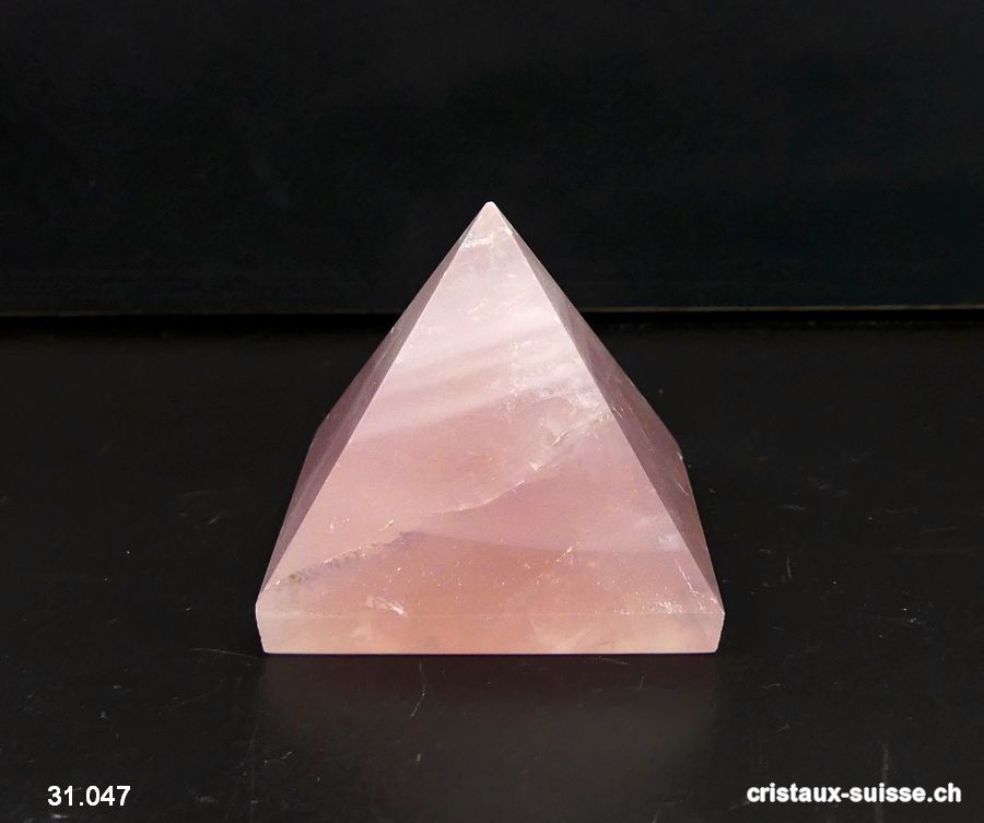 Pyramide Quartz rose, base 4,4 cm x haut. 3,9 cm. Pièce unique