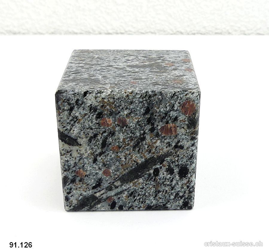 Grenat hornblende dans matrice d'ardoise Suisse, cube 5,2 x 5,2 cm. Pièce unique