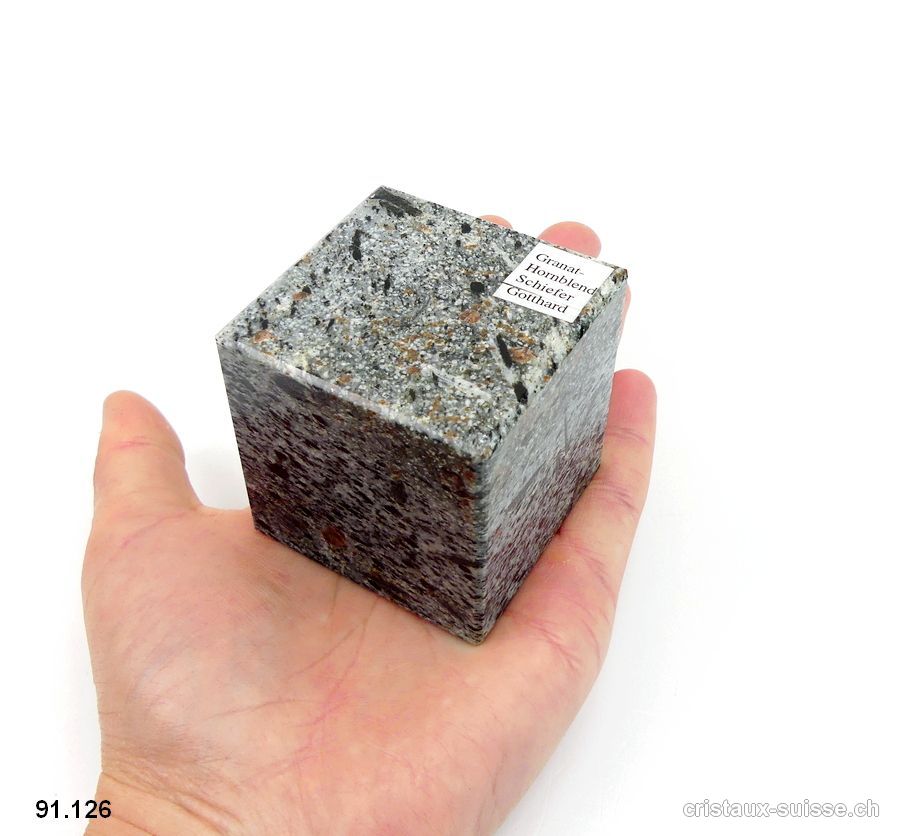 Grenat hornblende dans matrice d'ardoise Suisse, cube 5,2 x 5,2 cm. Pièce unique